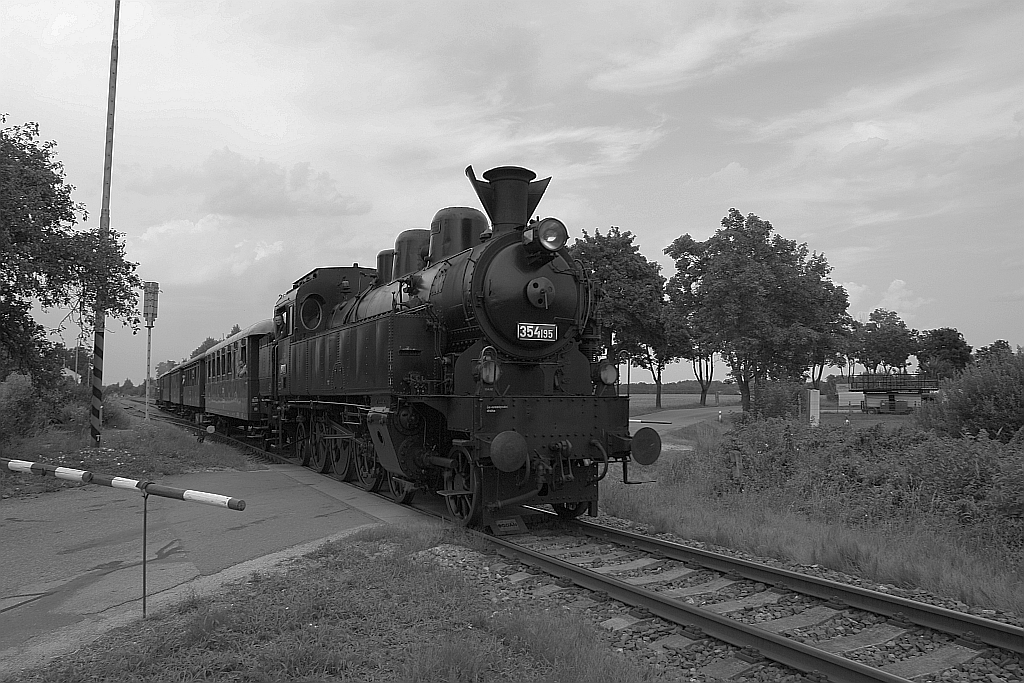 CSD 354 195 (UIC-Nr.: CZ-CD 90 54 3541 095-6) fährt am 04.August 2018 mit dem Os 28457 (Veseli nad Luznici - Trebon) aus dem Bahnhof Lomnice nad Luznice am 04.August 2018. 