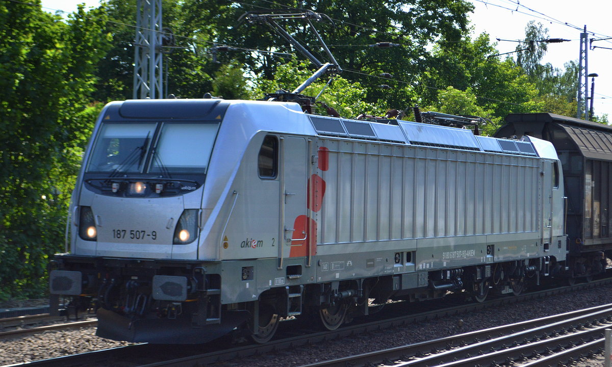 CTL mit der akiem Lok  187 507-9  [NVR-Number: 91 80 6187 507-9 D-AKIEM] und Ganzzug Schiebewandwagen am 22.05.18 Berlin-Hirschgarten.