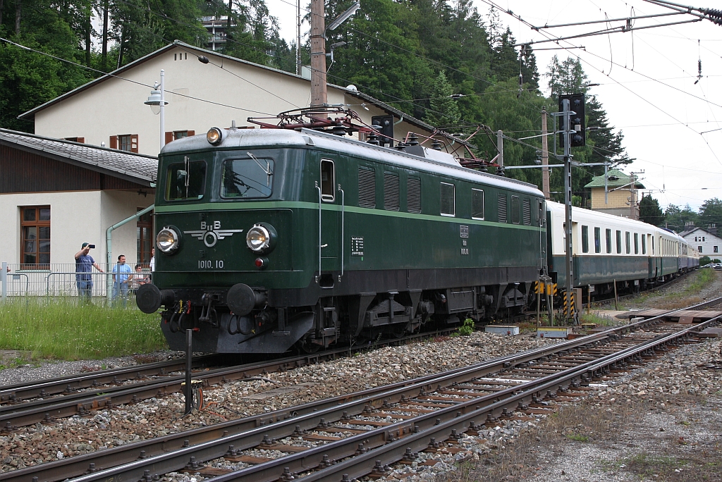 CZA 1010.10 fährt am 10.Juni 2018 mit dem SR 14196 (Budapest-Kelenföld - Mürzzuschlag) aus dem Bahnhof Semmering.