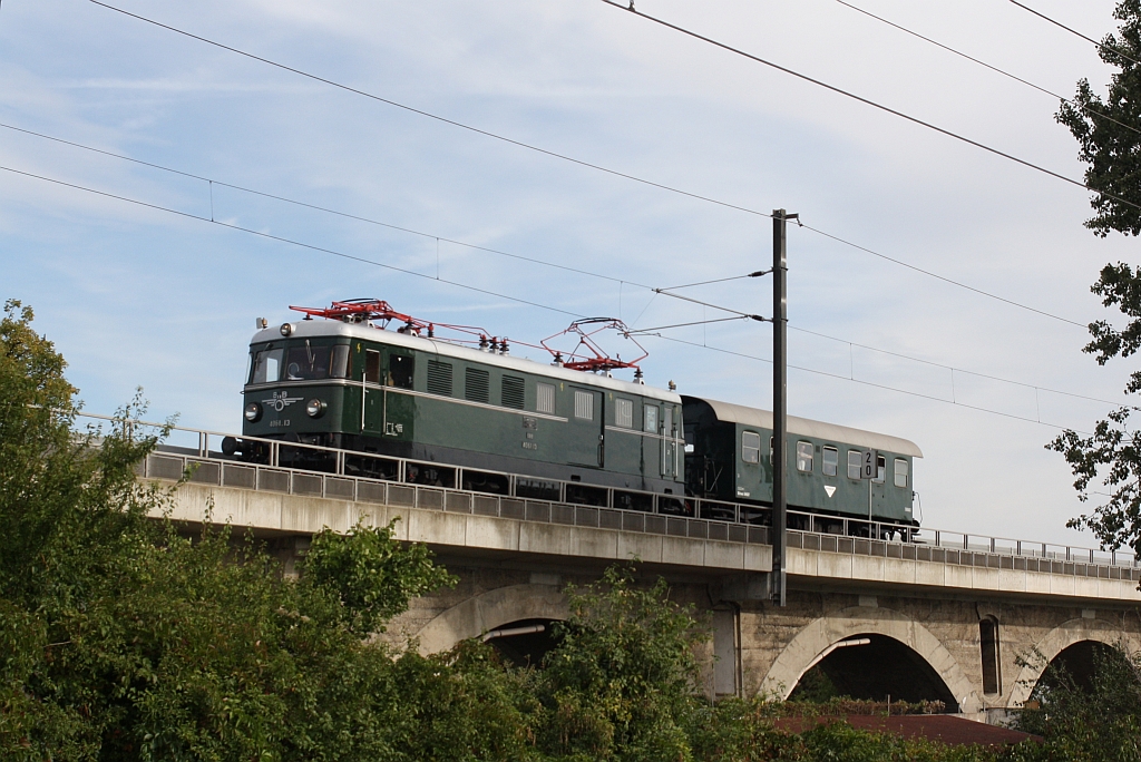 CZA 4061.13 (1046.13) am 19.September 2015 mit dem SR 17338 auf der  Italienerschleife  bei der Hst. Siemensstrasse.