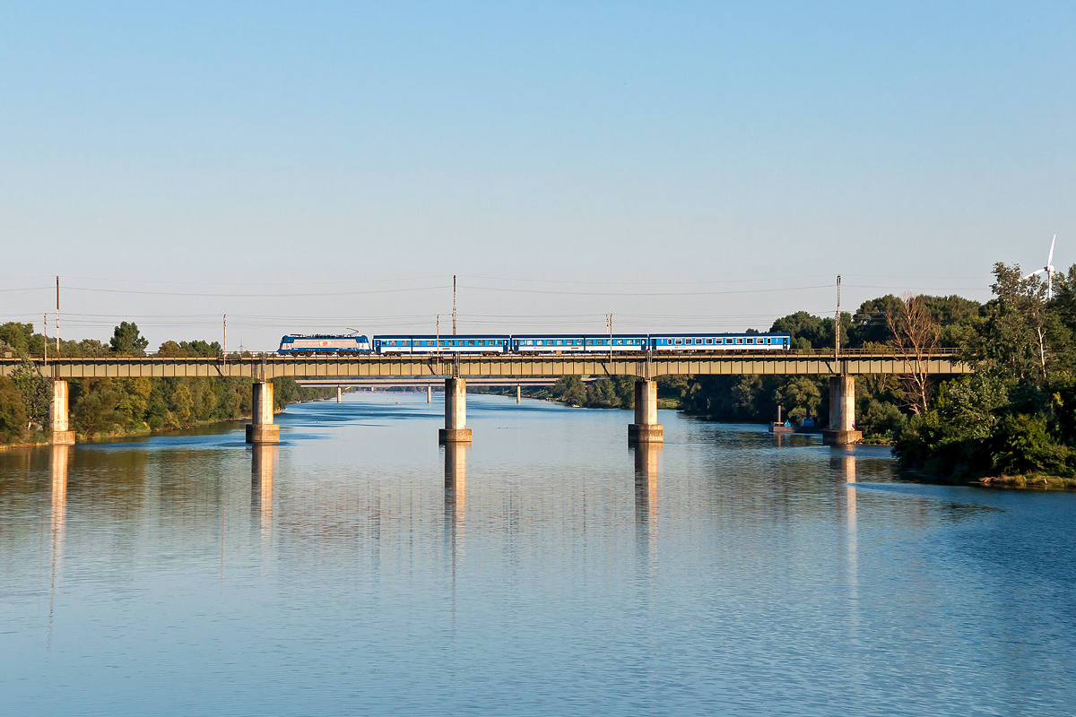 D 100 ist am 08.08.2016 von Wien Hbf. nach Bohumín unterwegs. Die Aufnahme entstand, als der Zug die Ostbahnbrücke über die neue Donau in Wien überquerte.