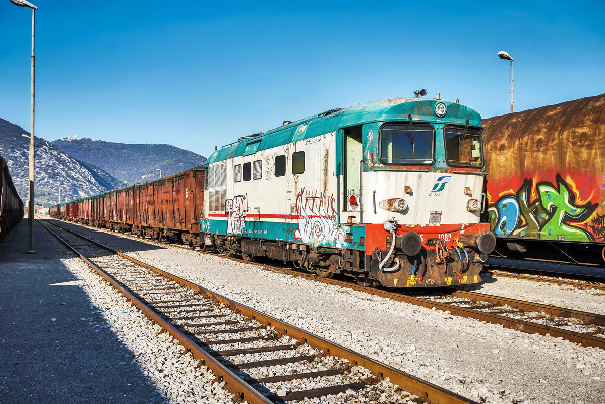 D 345 082-7 wartet mit einem Güterzug, im Bahnhof Nova Gorica, auf die Abfahrt in Richtung Goricia Centrale.
Aufgenommen am 14.10.2017.