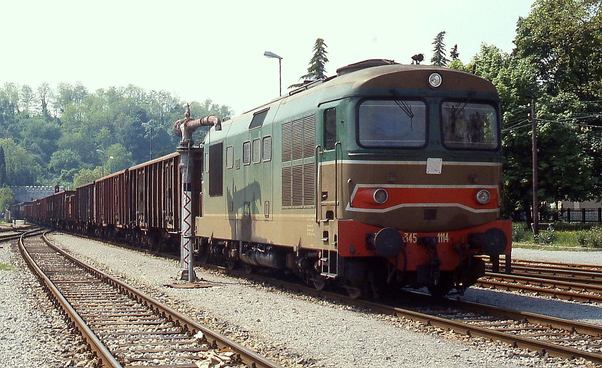 D 345 1114 der FS fährt im April 1989 in den Bahnhof Nova Gorica der JZ ein. Seit 1945 gehört der früher italienische Bahnhof Gorizia zu Jugoslawien (heute Slowenien), während der Ort bei Italien verblieb. Auf jugoslawischer Seite wurde der Ort Nova Gorica neu errichtet, die Staatsgrenze verläuft unmittelbar hinter dem Bahnhofsgebäude.