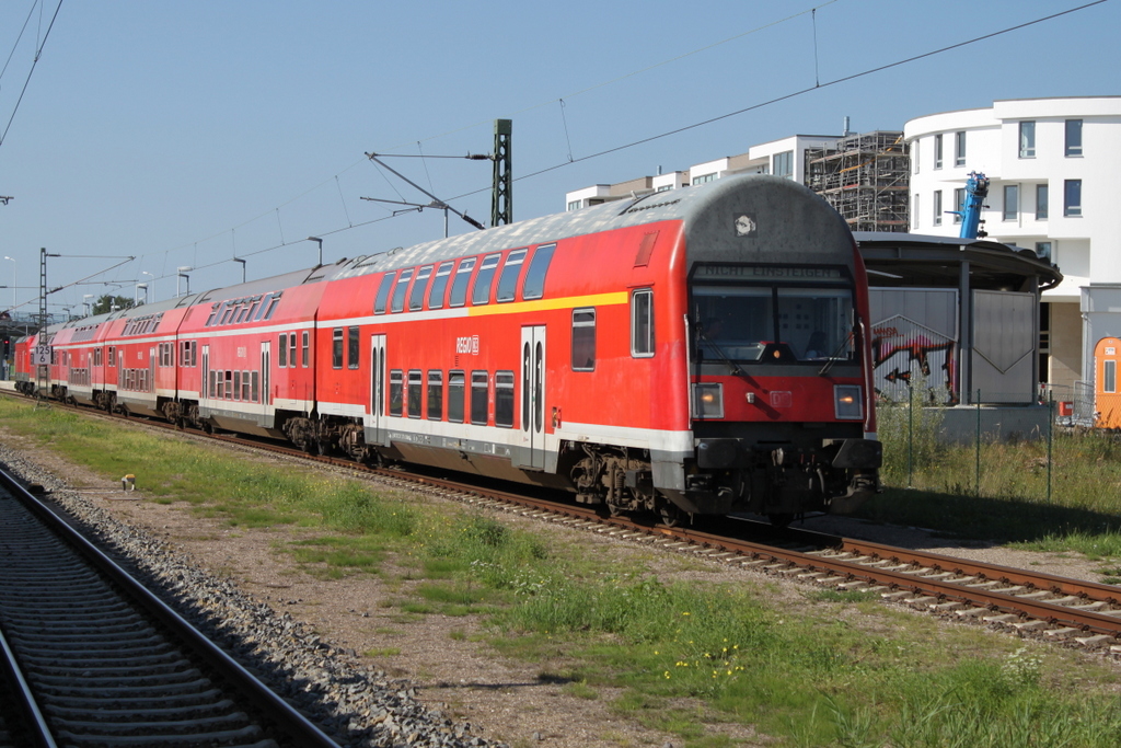 D-DB 50 80 36-33 071-2 DABbuzfa 760 als RE 18490 von Berlin Hbf(tief)nach Warnemünde bei der Durchfahrt im Haltepunkt Warnemünde-Werft.10.09.2016 Der Zug war bis auf dem letzten Platz belegt.