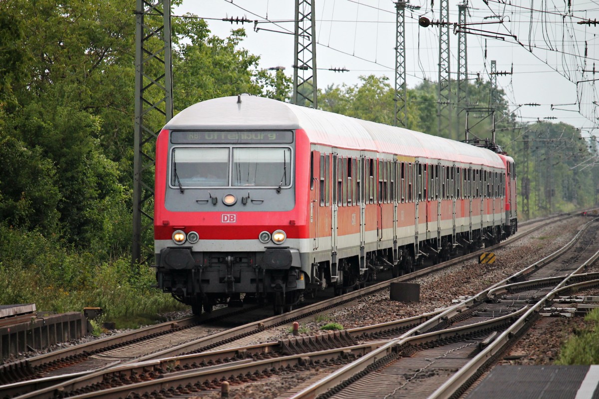 D-DB 50 80 80-35 156-4 am 25.07.2014 mit 111 060-0  1000 Jahre Gundelfingen  als Schublok bei der Einfahrt in Müllheim (Baden).