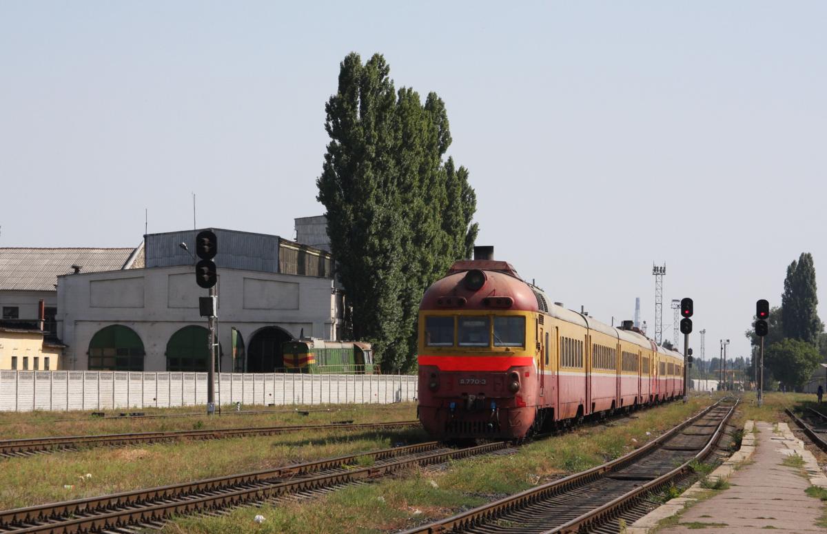 D1 770-3 Triebwagen fährt als Doppeleinheit aus Bender kommend am 4.9.2009 in den Hauptbahnhof Chisinau ein. Im Hintergrund ist links die Werkhalle des Depots zu sehen.