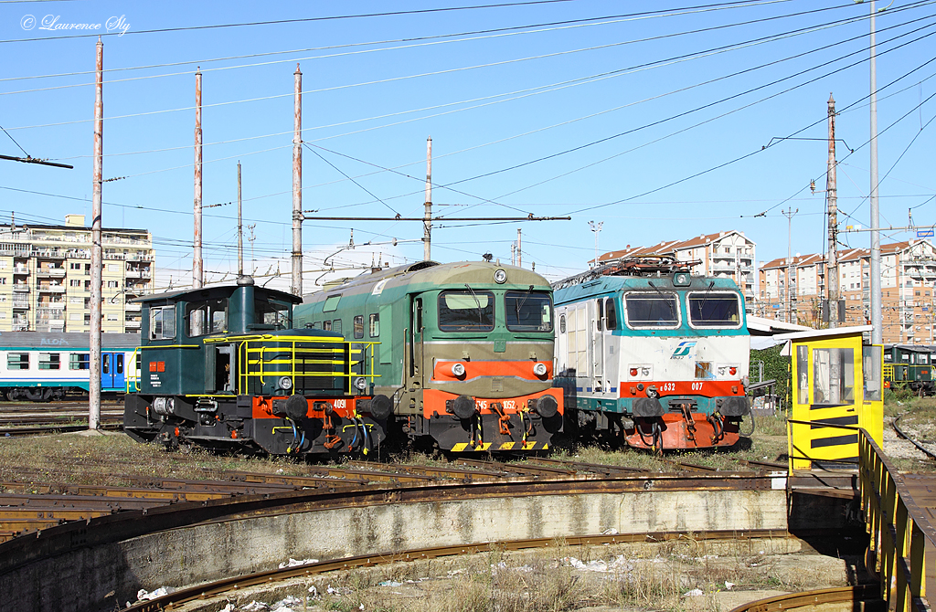 D.214 4091, D.345 1052 & E.632 007 stabled round the turntable at Torino Smistamento, 6 November 2012