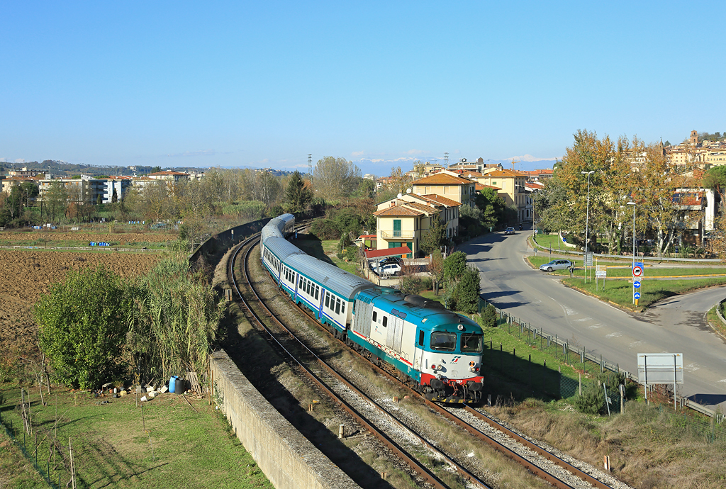 D.445 1089 departs Castelfiorentino whilst working Regionale train 11749, 1210 Firenze SMN-Siena, 24 Nov 2015