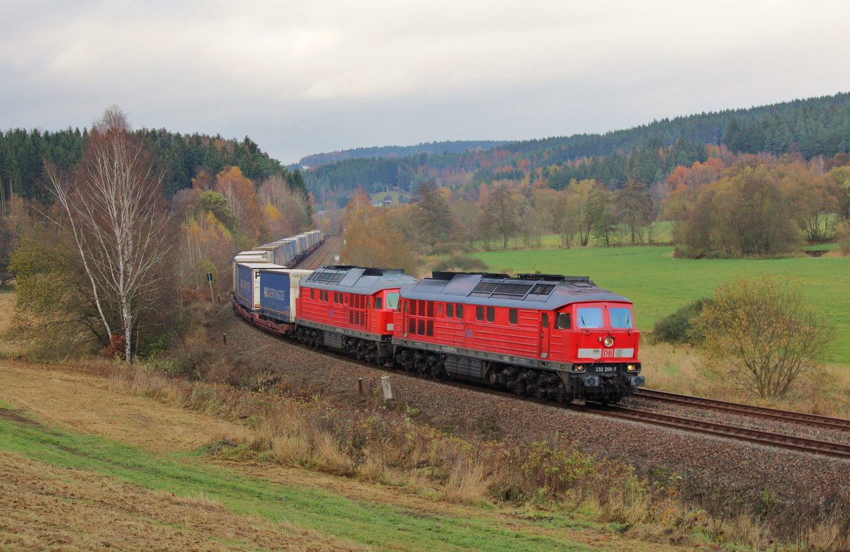 Da vom 06.-13.11.16 im Elbtal die Strecke gesperrt war. Fuhren auch einige Züge durch das Vogtland. Hier 232 209 und 232 569 mit KT 52305 am 08.11.16 in Rebersreuth.