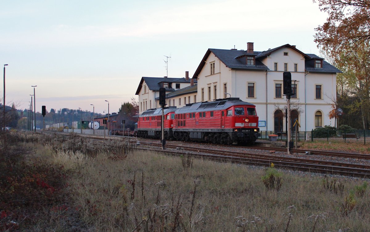 Da vom 06.-13.11.16 im Elbtal die Strecke gesperrt war. Fuhren auch einige Züge durch das Vogtland. Hier 232 209 232 569 KT 52307 am 09.11.16 in Weischlitz.