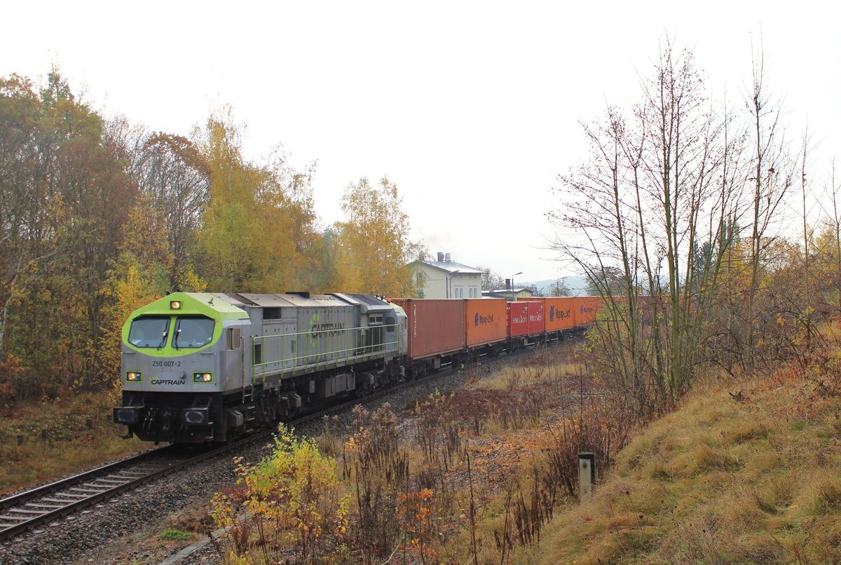 Da vom 06.-13.11.16 im Elbtal die Strecke gesperrt war. Fuhren auch einige Züge durch das Vogtland. Hier 250 007 mit DSG 52352 am 08.11.16 in Plauen/V West.