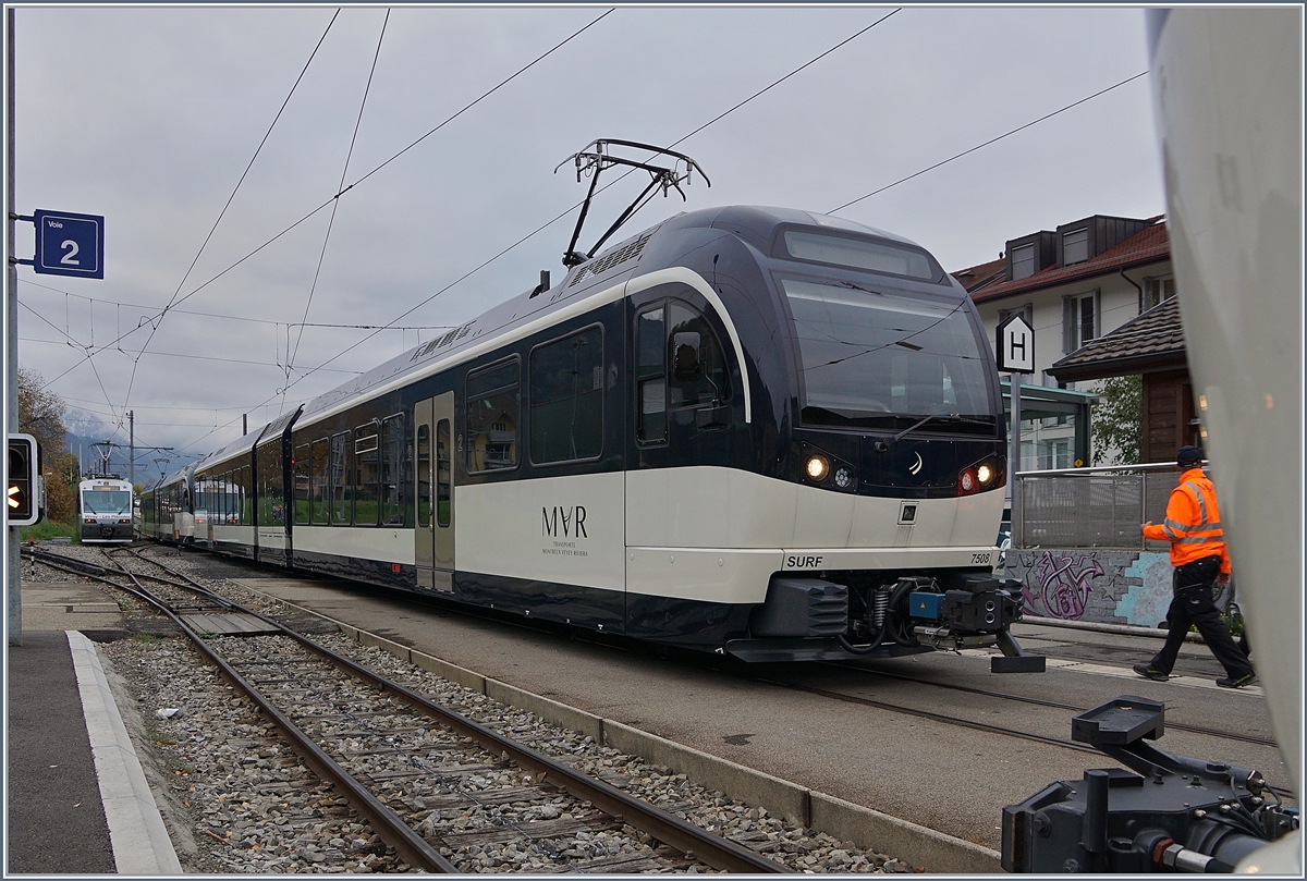 Da Baustellen bedingt der Fahrplan 2018 bei der MVR ausgedünnt wird, müssen wohl die Züge verlängert werden, jedenfalls fanden schon die ganze Woche Schulungs- und Testfahrten statt.
Da dafür scheinbar alle CEV MVR SURF ABeh 2/6 bei der CEV weilen, teilen sich  ein ABDe 8/8 und Be 4/4 den MVR Regionalverkehr bei der MOB (Montreux - Sonzier/Les Avants).
Das Bild zeigt zwei ABeh 2/6 in Blonay, die nach dem Planzug (rechts im Bild angedeuet) auf Blockdistanz Richtung Vevey fahren. 
9. Nov. 2017  
