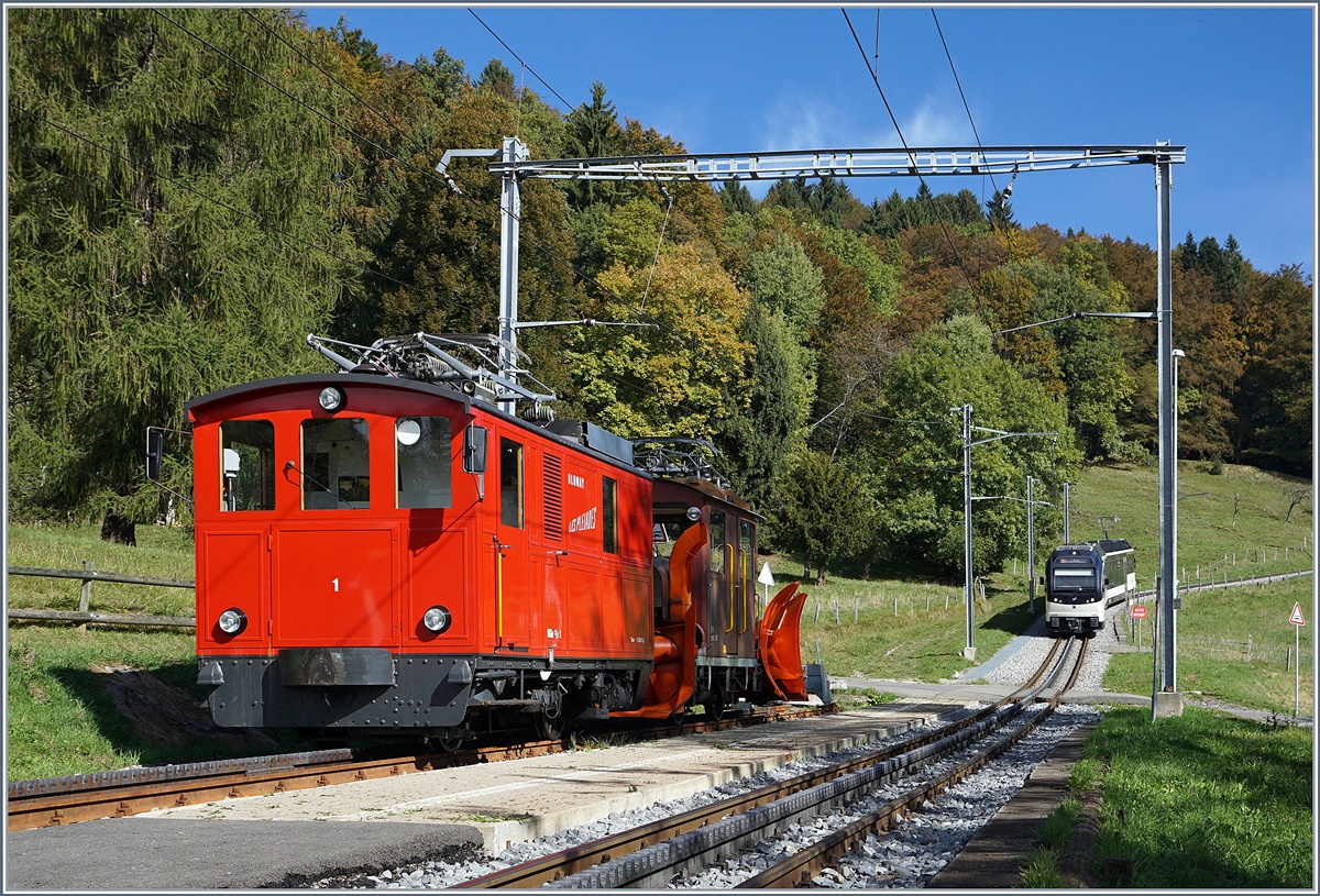 Da bei Tusinge eine Brücke abgebrochen und neu gebaut wird, betreibt die CEV MVR einen  Inselbetrieb  zwischen Tusinge und Les Pléidades. Da es zu dieser Jahreszeit auf dieser Höhe schneien könnte, hat man vorsichtshalber die HGe 2/2 N° 1 mit der CEV Xrot 91 in Fayaux stationiert. Im Hintergrund erreicht der hier  eingeschlossene  SURF ABeh 2/6 7503 von Les Pléiades kommend den Halt Fayaux. 
Bildbearbeitung: Armin Schwarz
16. Okt. 2016