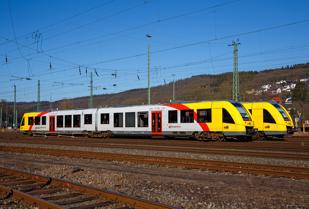 
Da es noch etwas Zeit dauert bis sie ihren nächsten Einsatz haben, müssen sie sich in Abstellbereich stellen....
Der VT 505 (5 80 1648 105-2 D-HEB / 95 80 1648 605-1 D-HEB) und dahinter der VT 502 (95 80 1648 102-9 D-HEB / 95 80 1648 602-8 D-HEB) zwei Alstom Coradia LINT 41 der neuen Generation / neue Kopfform der HLB (Hessische Landesbahn GmbH) stehen am 16.02.2016 in Betzdorf/Sieg im Abstellbereich.

