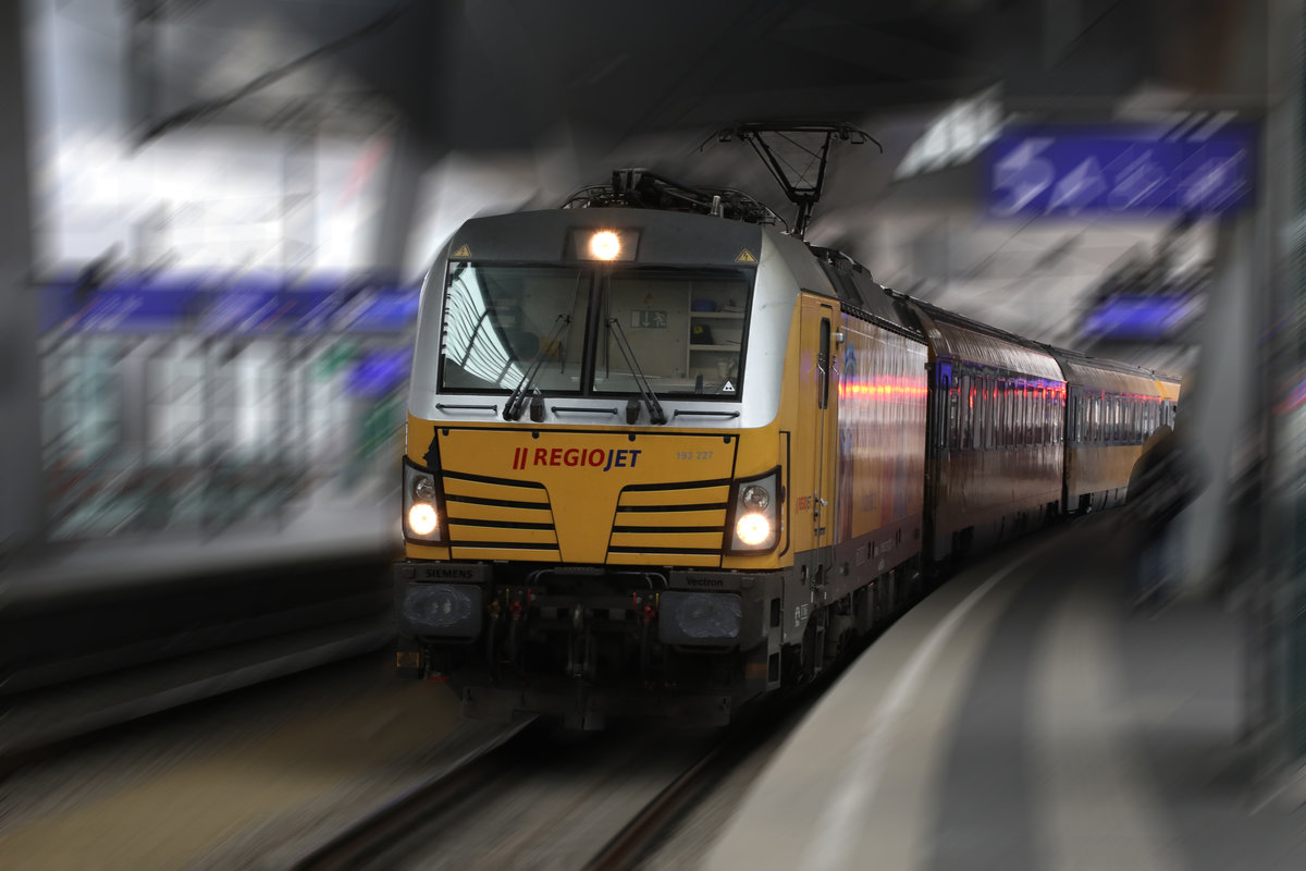 Da flitzt ein Regiojet daher. 

193iger bestreiten den Betrieb der seit Fahrplanwechsel neuen Destination Wien Prag. 

Wien Hauptbahnhof 3.02.2018
