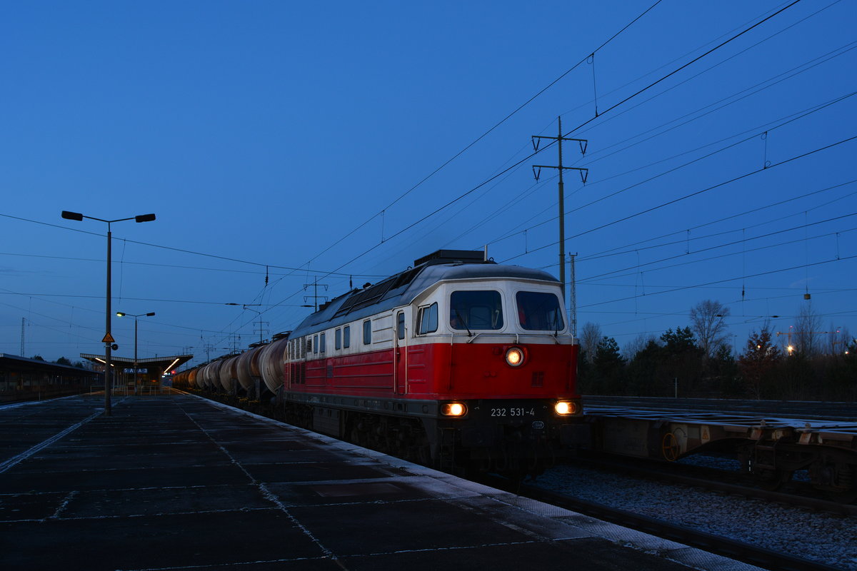 Da für den Sonntag Kaiserwetter angesagt war ging es in aller Frühe zum ersten Halt zum Bahnhof Schönefeld Flughafen. Bei eisigen -4°C konnte ich erst nicht glauben was ich am Horizont sah. Doch die Farben waren unverkennbar so das es nur der allzu bekannte Ostbahn Knicker sein konnte. Zu meiner Freunde musste er für einen Moment vor Hp0 warten sodass dieses Foto möglich war.

Berlin Schönefeld 08.01.2018