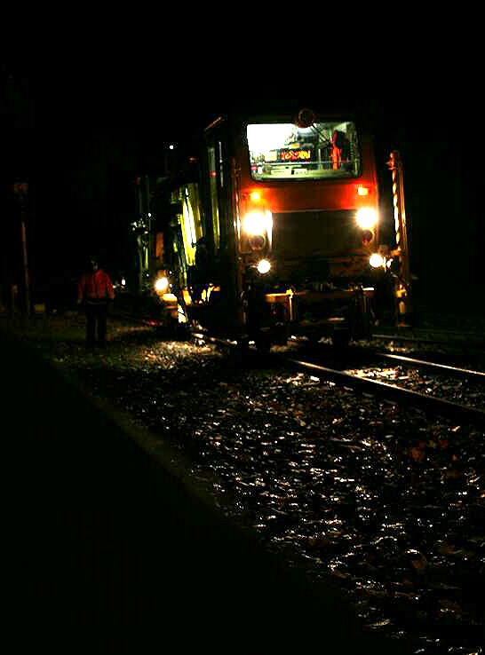 Da die Gleisbauarbeiten zwischen Steinerne Renne und Drei Annen Hhne nur nachts durchgefhrt werden , wird eine Stopfmaschine der STRABAG nach 20:00 Uhr am 15.10.2013 in Drei Annen Hhne fr den Einsatz vorbereitet