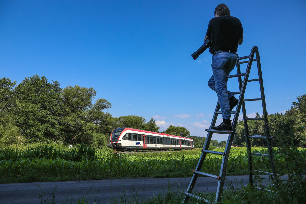 Da Hapeee von da Gkabeee Fotograbüldlt den Gtweeeee ......

Selten aber doch und vielleicht auch um die Zeit zu vertreiben drückte H.P. auf den Auslöser um den Graz fahrenden GTW2/8 festzuhalten.
Natürlich darf kein Granglweach vor dem Zug sein drum nutzte er kurzerhand meine Aufstiegsmöglichkeit ..... 

Bei Lannach am 30.06.2018
