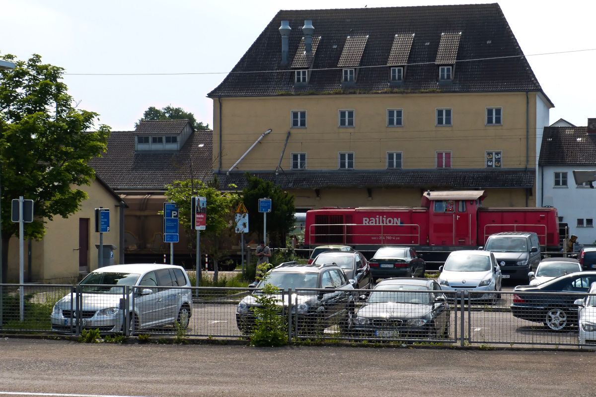 Da kann der Lokführer der 294 760-4 noch so sich ausm Fenster strecken, er findet einfach keinen Parkplatz in Bahnhofsnähe in Crailsheim am 12.06.2015