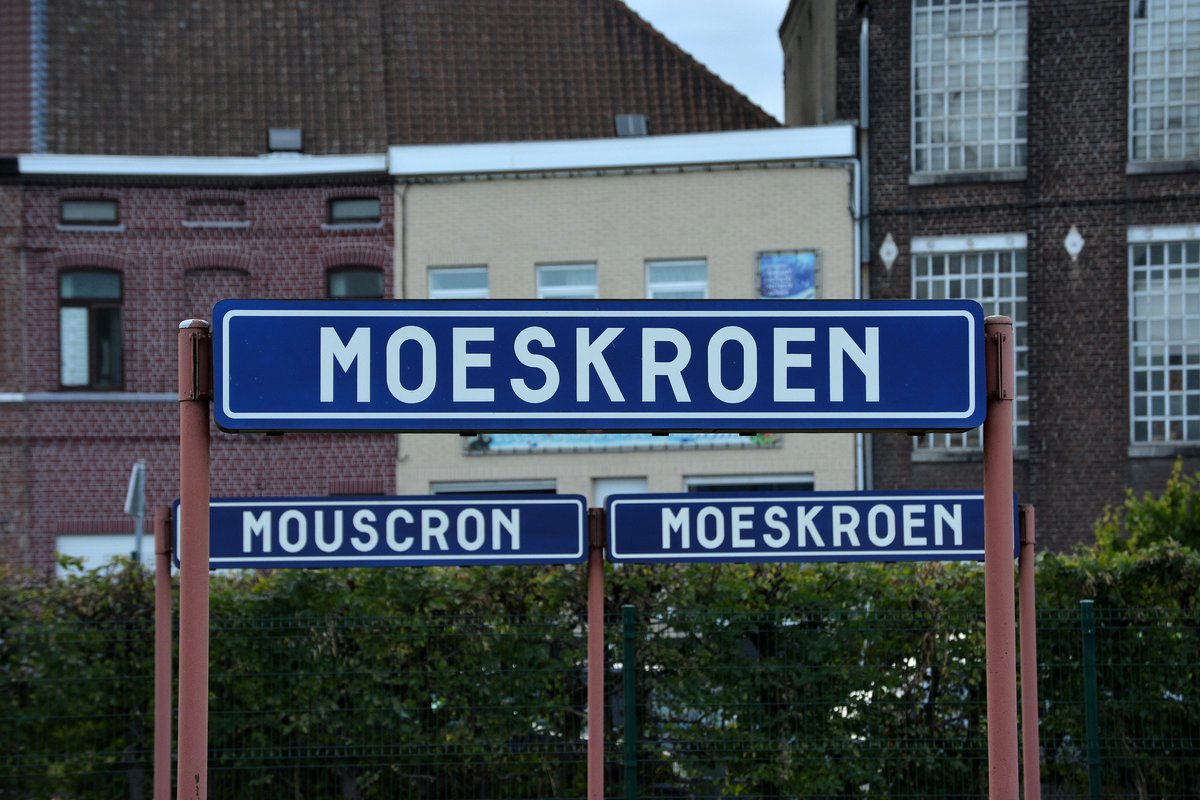 Da Mouscron/Mouskroen sehr nah an der belschisch-französischen Grenze liegt steht hier alles auf flämisch und französisch geschrieben.

Mouscron/Mouskroen 15.07.2016