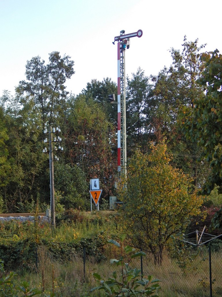 Da schlägt das Herz höher. Neben Telegrafenmasten befinden sich in Altenkirchen auch ausschließlich mechanische Formsignale. Hier ist die Eisenbahn noch Eisenbahn.

Altenkirchen 10.10.2015