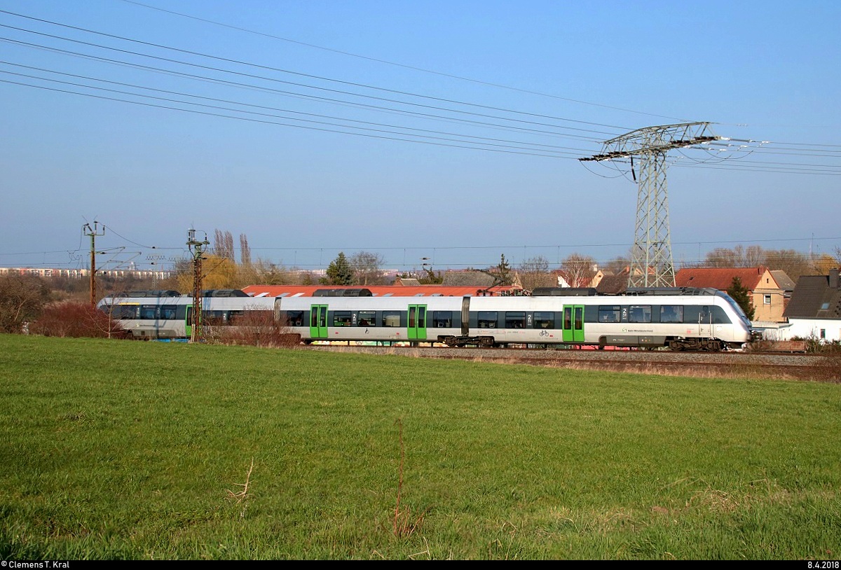Da das Sonnenlicht gut war, hier noch ein seitlicher Blick auf 1442 128 (Bombardier Talent 2) der S-Bahn Mitteldeutschland (DB Regio Südost) als S 37752 (S7) von Halle(Saale)Hbf Gl. 13a nach Halle-Nietleben, die in Angersdorf auf der Bahnstrecke Merseburg–Halle-Nietleben (KBS 588) fährt. [8.4.2018 | 18:04 Uhr]