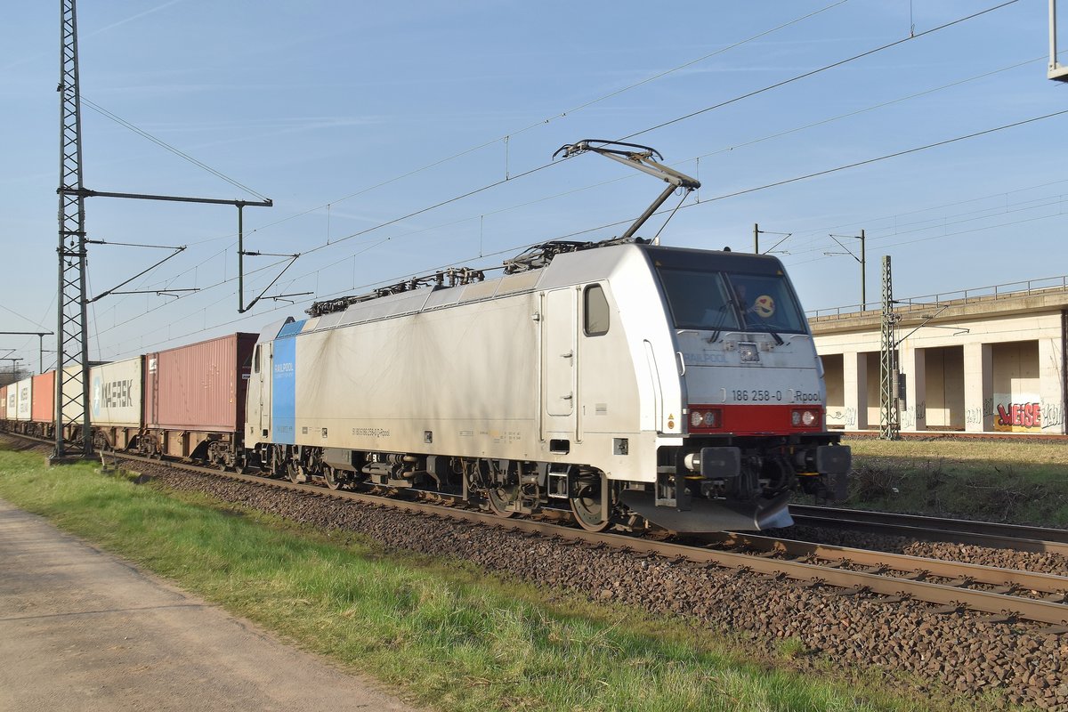 Da standen wir heute mit vier Fotografen in Porz/Wahn und wurden vom Tf so nett gegrüßt, als er mit der 186 258 an Uns gen Süden fahrend vorbei kam.