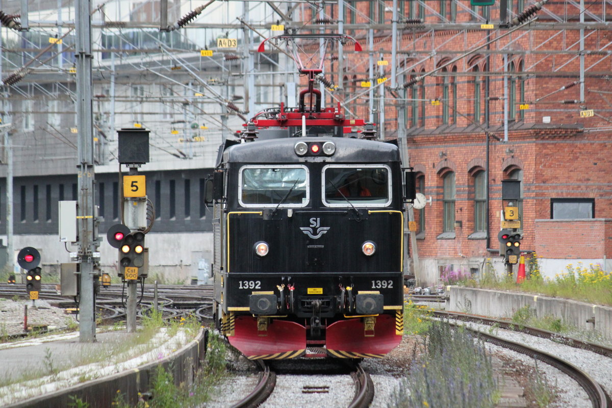 Da die Züge in Richtung Norden den östlichen Teil von Stockholm C nutzen, dieser aber nur Stumpfgleise besitzt, müssen alle lokbespannten ICs mit neuen Loks bekommen. Am 12.07.2017 rangiert eine Rc6 an ihren IC in Richtung Norden.