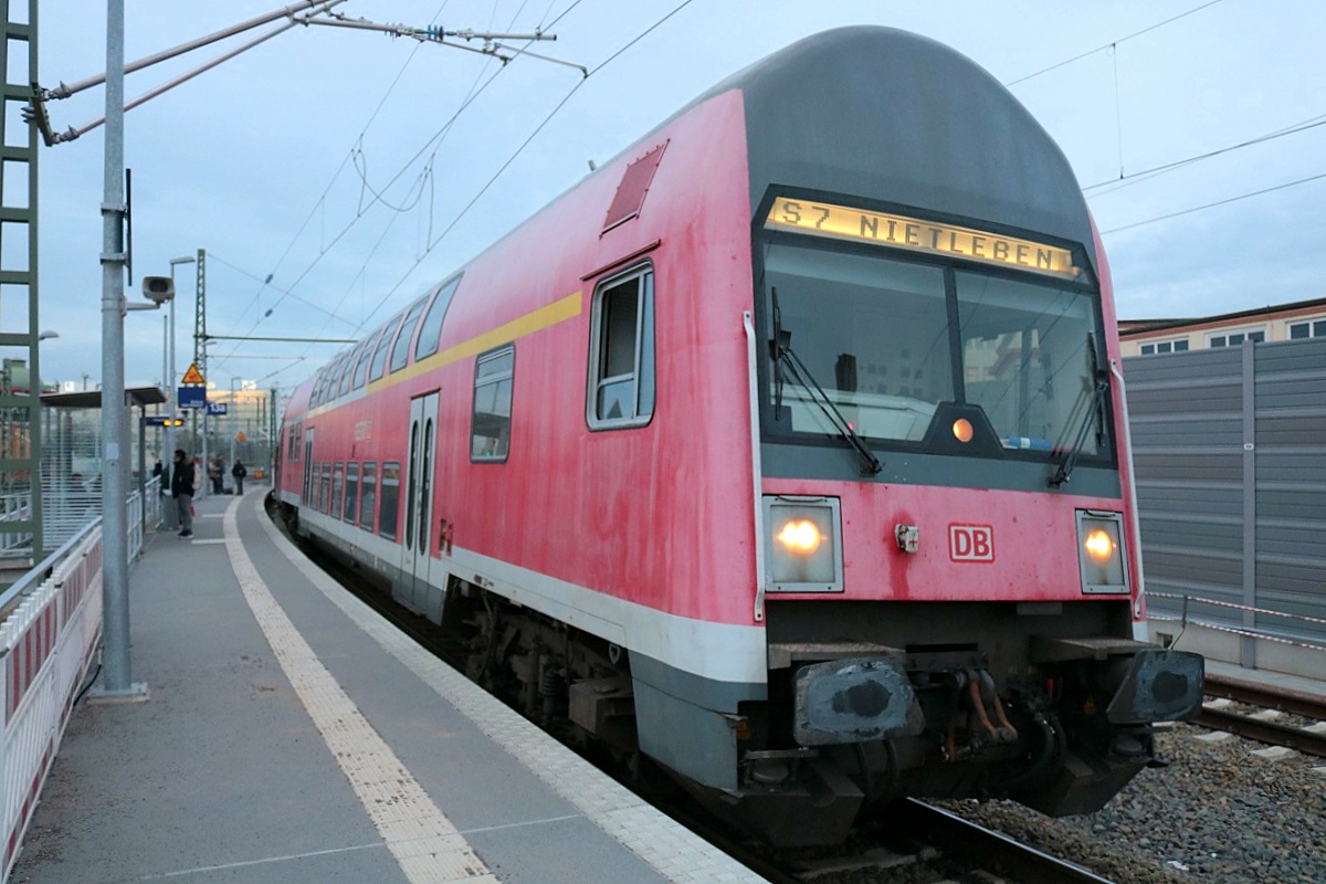 DABbuzfa 760 mit Schublok 143 903 der S-Bahn Mitteldeutschland (DB Regio Südost) als S 37744 (S7) nach Halle-Nietleben steht in ihrem Startbahnhof Halle(Saale)Hbf Gl. 13a. [27.12.2017 | 15:50 Uhr]