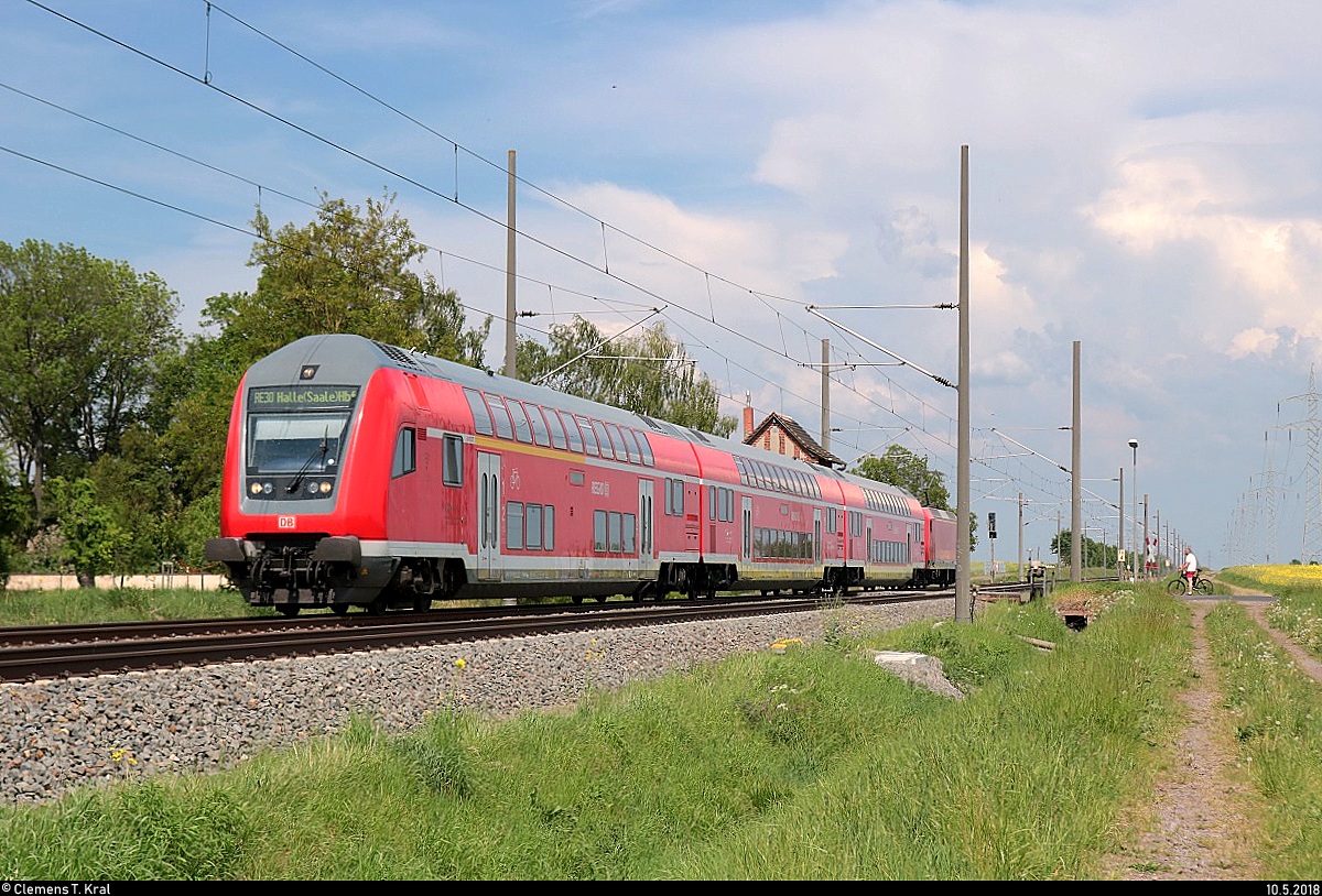 DABpbzfa 7?? mit Schublok 146 031 der Elbe-Saale-Bahn (DB Regio Südost) als RE 16323 (RE30) von Magdeburg Hbf nach Halle(Saale)Hbf fährt in Braschwitz auf der Bahnstrecke Magdeburg–Leipzig (KBS 340). [10.5.2018 | 14:38 Uhr]