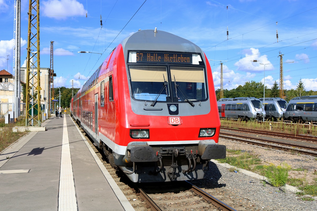 DABpbzfa 762 mit 143 002-4 der S-Bahn Mitteldeutschland (DB Regio Südost) als S 37724 (S7) von Halle(Saale)Hbf Gl. 13a hat ihren Endbahnhof Halle-Nietleben erreicht. [10.9.2017 | 11:15 Uhr]