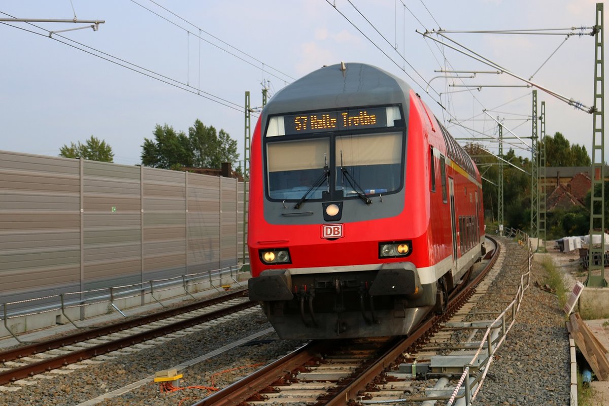 DABpbzfa 762 mit Schublok 143 034-7 der S-Bahn Mitteldeutschland (DB Regio Südost) als S 37753 (S7) von Halle-Nietleben erreicht ihren Endbahnhof Halle(Saale)Hbf Gl. 13a. Bis nach Halle-Trotha, wie es auf dem Anzeiger steht, fahren die S-Bahnen schon seit Dezember 2015 leider nicht mehr. [26.8.2017 - 17:43 Uhr]