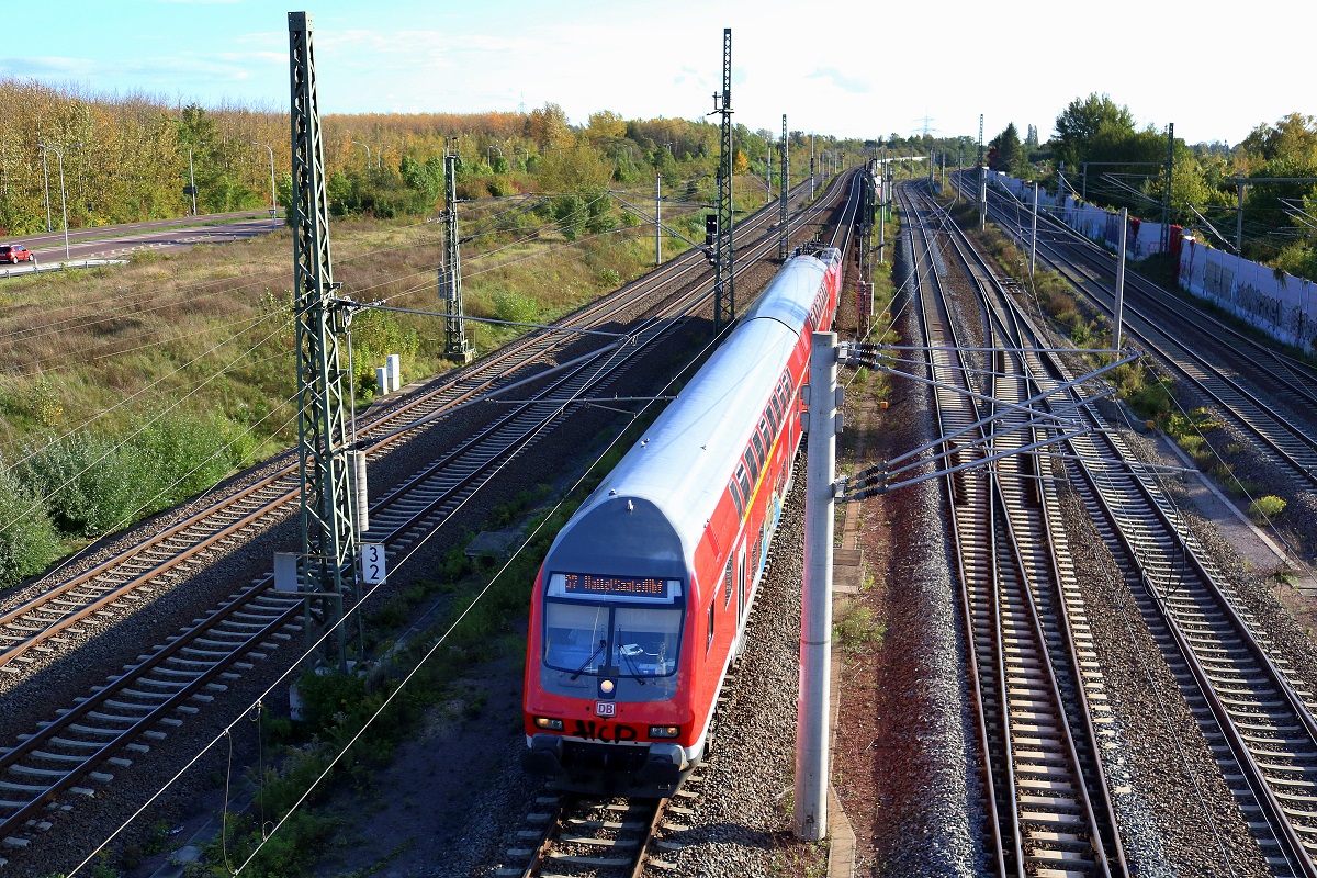 DABpbzfa 762.0 mit Schublok 143 002-4 der S-Bahn Mitteldeutschland (DB Regio Südost) als S 37749 (S7) von Halle-Nietleben nach Halle(Saale)Hbf Gl. 13a passiert den Abzweig Thüringen (At). Aufgenommen von der Brücke Dieselstraße in Halle (Saale). [3.10.2017 | 16:41 Uhr]