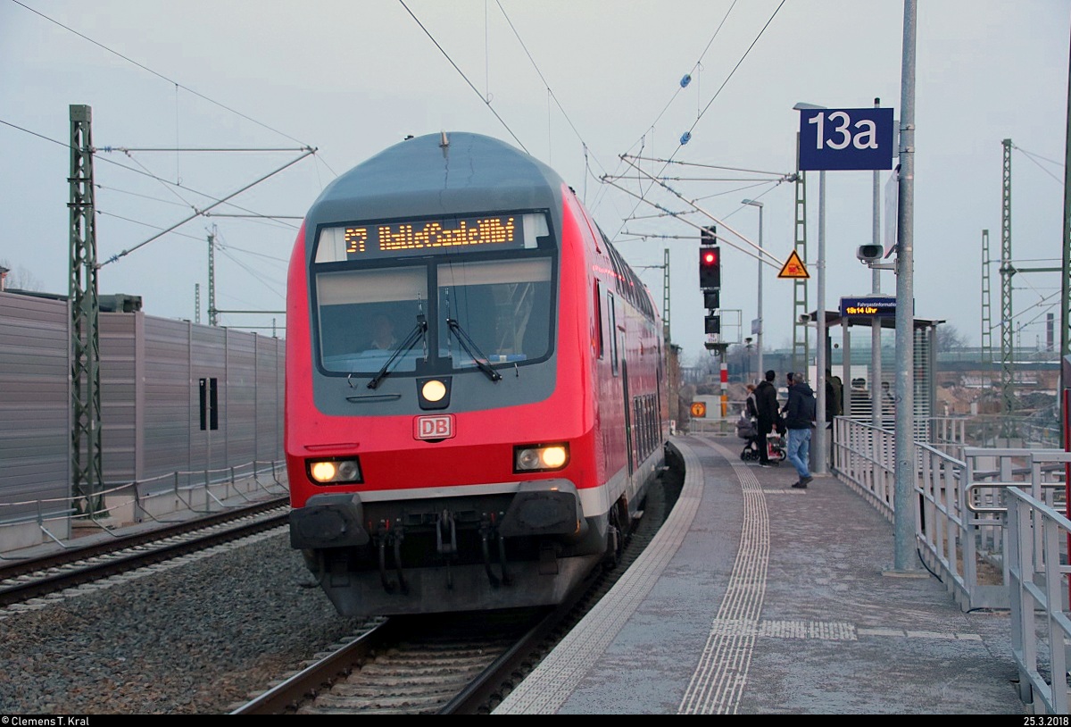 DABpbzfa 762.0 mit Schublok 143 ??? der S-Bahn Mitteldeutschland (DB Regio Südost) als verspätete S 37759 (S7) von Halle-Nietleben erreicht ihren Endbahnhof Halle(Saale)Hbf Gl. 13a. [25.3.2018 | 19:15 Uhr]
Diese Aufnahme ist bereits Geschichte. Seit Anfang April 2018 werden auf der S7 umbeheimatete BR 442 (Bombardier Talent 2) eingesetzt.