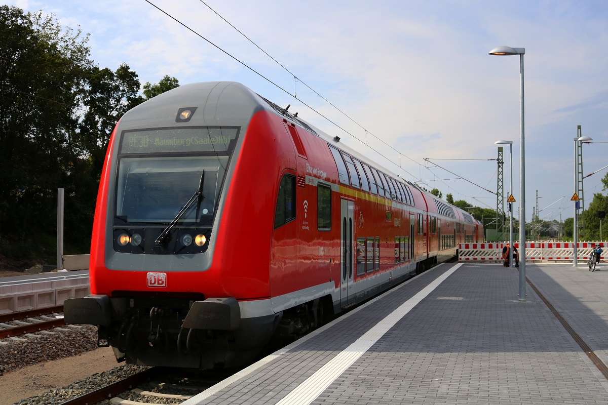 DABpbzfa  Eike von Repgow  mit BR 146.0 der Elbe-Saale-Bahn (DB Regio Südost) als verspäteter RE 16347 (RE30) von Magdeburg Hbf nach Naumburg(Saale)Hbf schleicht durch den Bahnhof Schkopau auf der Bahnstrecke Halle–Bebra (KBS 580). [8.8.2017 - 17:01 Uhr]