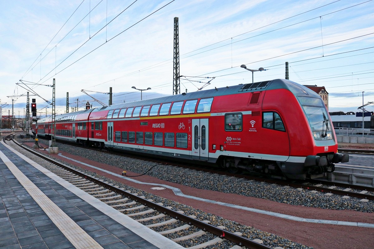 DABpbzfa mit Schublok 146 029 der Elbe-Saale-Bahn (DB Regio Südost) als RE 16205 (RE20) von Salzwedel bzw. RE 16311 (RE30) von Magdeburg Hbf erreicht seinen Endbahnhof Halle(Saale)Hbf auf Gleis 10 E-G. [10.12.2017 | 8:47 Uhr]
