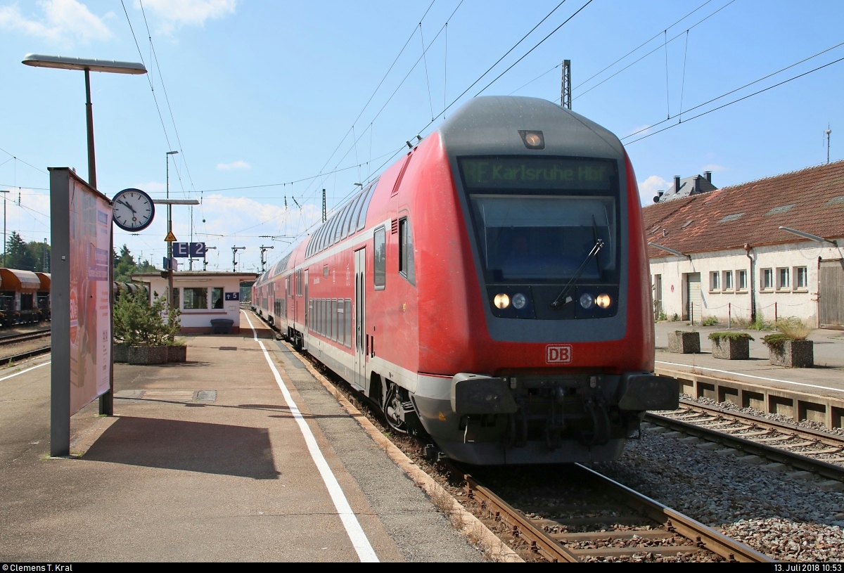 DABpbzfa mit Schublok 146 2?? von DB Regio Baden-Württemberg als RE 4270 von Konstanz nach Karlsruhe Hbf erreicht den Bahnhof Villingen(Schwarzw) auf Gleis 2.
[13.7.2018 | 10:53 Uhr]