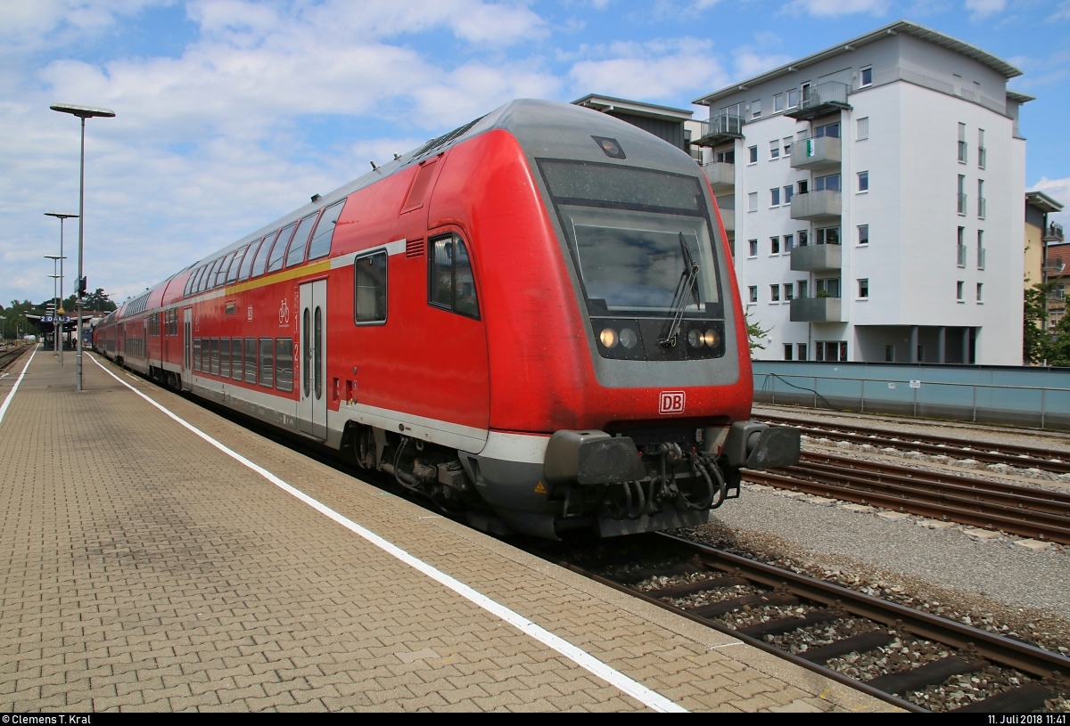 DABpbzfa mit Schublok 218 443-0 der DB ZugBus Regionalverkehr Alb-Bodensee GmbH (RAB) (DB Regio Baden-Württemberg) als verspäteter RE 4218 von Lindau Hbf nach Stuttgart Hbf verlässt den Bahnhof Friedrichshafen Stadt auf Gleis 3.
[11.7.2018 | 11:41 Uhr]