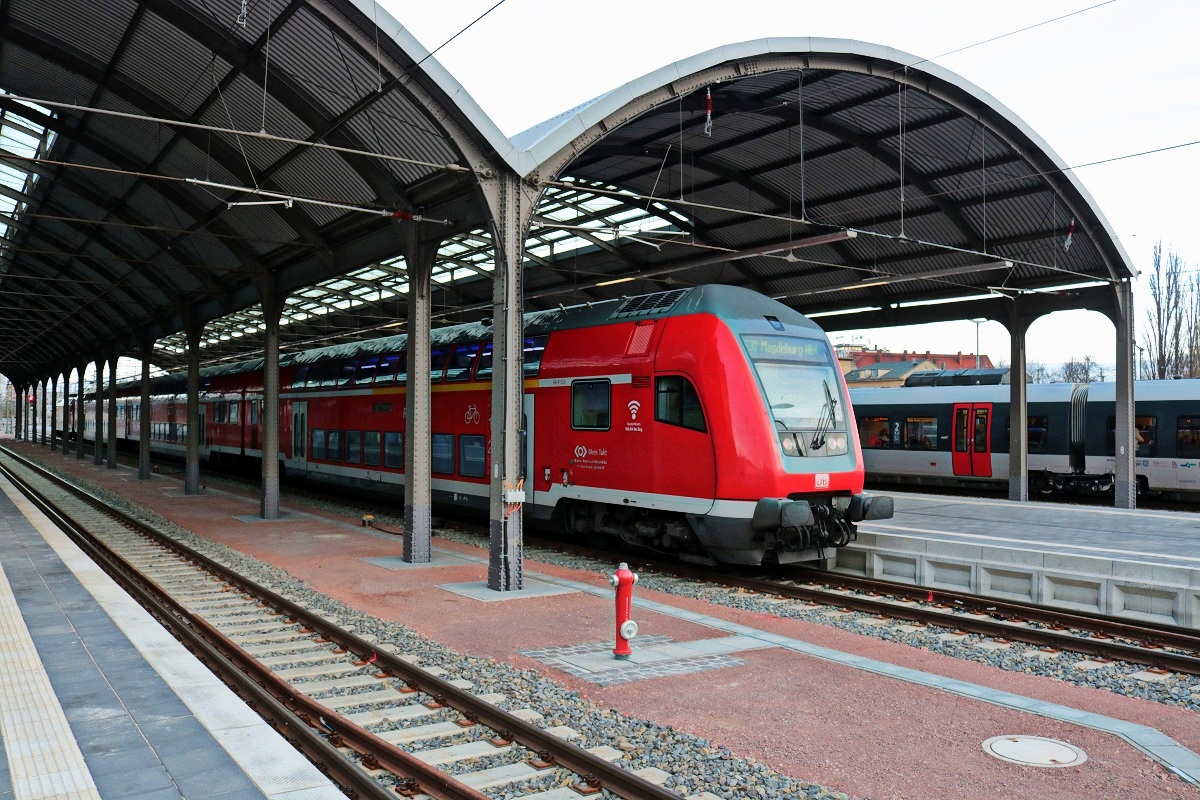 DABpbzfa mit Zuglok 146 029 der Elbe-Saale-Bahn (DB Regio Südost) als RE 16312 (RE30) nach Magdeburg Hbf steht in seinem Startbahnhof Halle(Saale)Hbf auf Gleis 10 E-G bereit. [10.12.2017 | 8:58 Uhr]