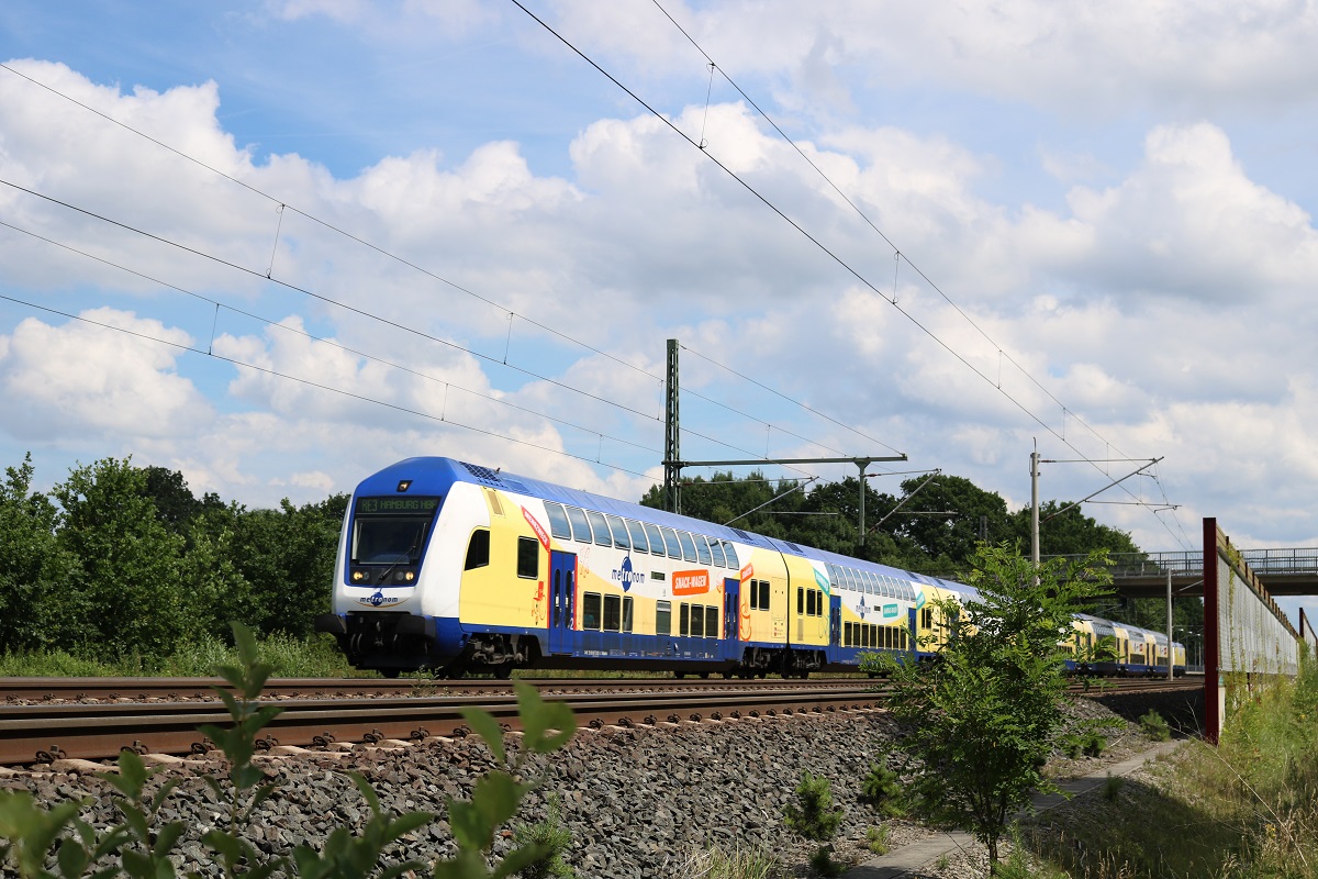 DABpbzkfa mit BR 146.5 der metronom Eisenbahngesellschaft mbH als ME 81624 (RB31) von Lüneburg nach Hamburg-Harburg in Radbruch auf der Bahnstrecke Hannover–Hamburg (KBS 110). [6.7.2017 - 13:42 Uhr]