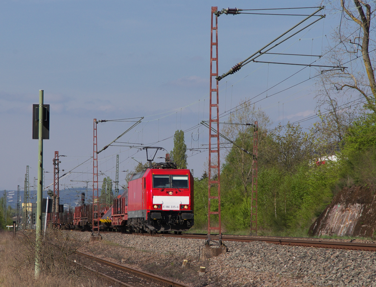 Damit es nicht langweilig wird, mal ein anderer Schnitt und Blick. 186 335 kommt mit ihrem Schrägblechwagenzug von der Dillinger Hütte zum Rbf. Saarbrücken am Kraftwerk Ensdorf Saar vorbei. 10.04.2014 Bahnstrecke 3230 Saarbrücken - Karthaus