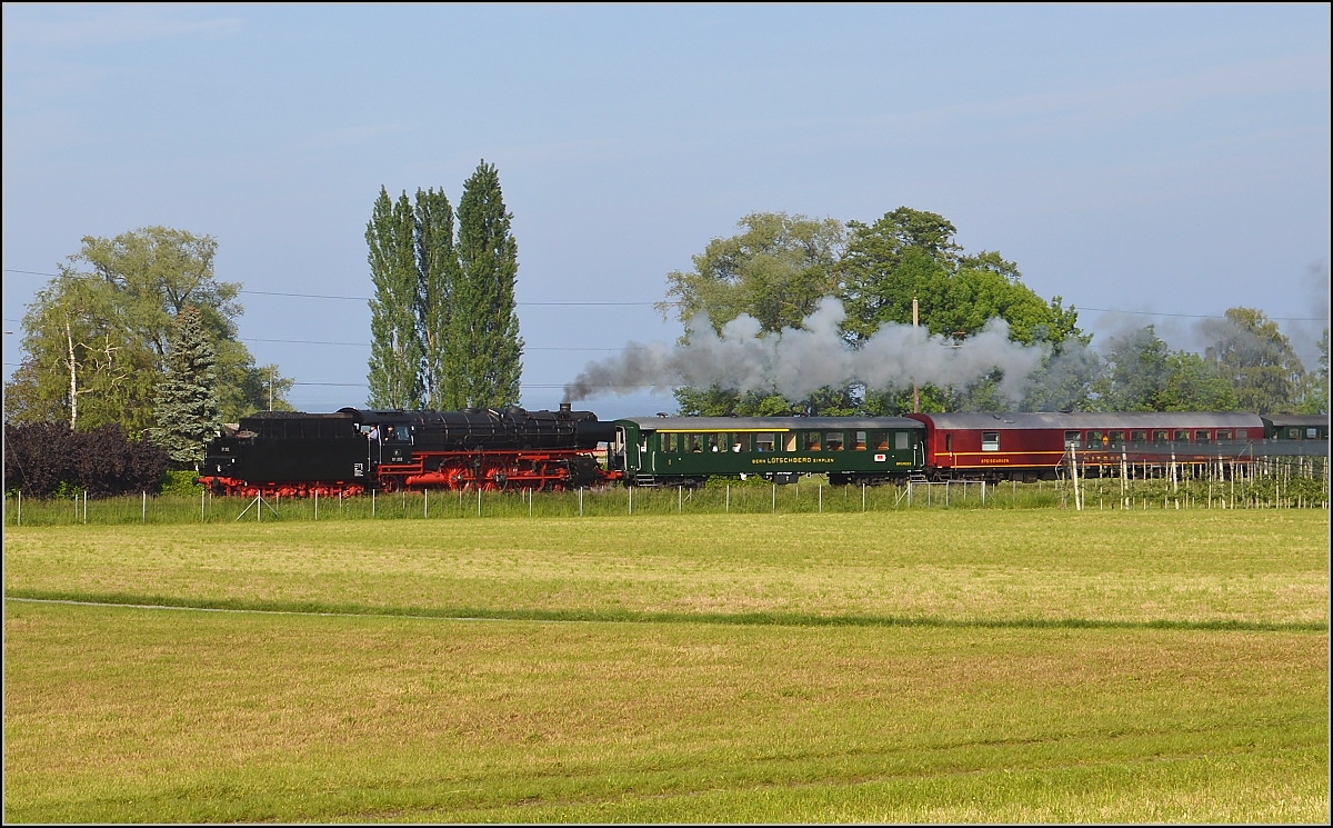 Dampf am Bodensee. 01 202 vor Egnach, whrend sich im Hintergrund der Bodensee fast unsichtbar macht. Mai 2015.