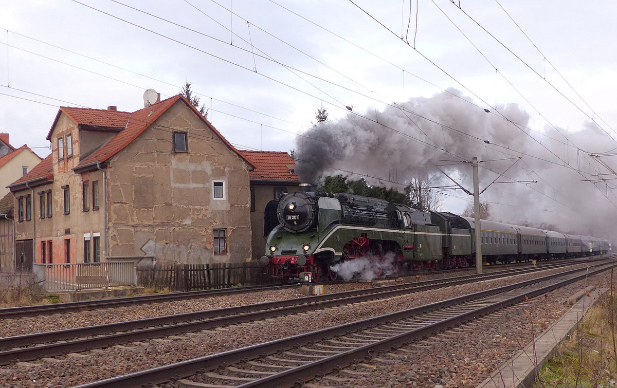 Dampf-Plus 18 201 mit dem DLr 24498 von Erfurt Pbf nach Arnstadt Hbf, am 09.12.2017 in Erfurt-Bischleben.