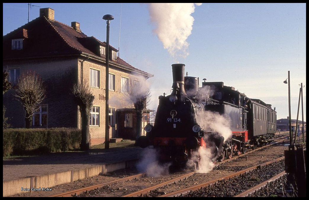 Dampf wie zu alten Zeiten in der Altmark 1994: 91134 mit einer Länderbahn Garnitur am 10.4.1994 als P 6852 im Bahnhof Dähre.