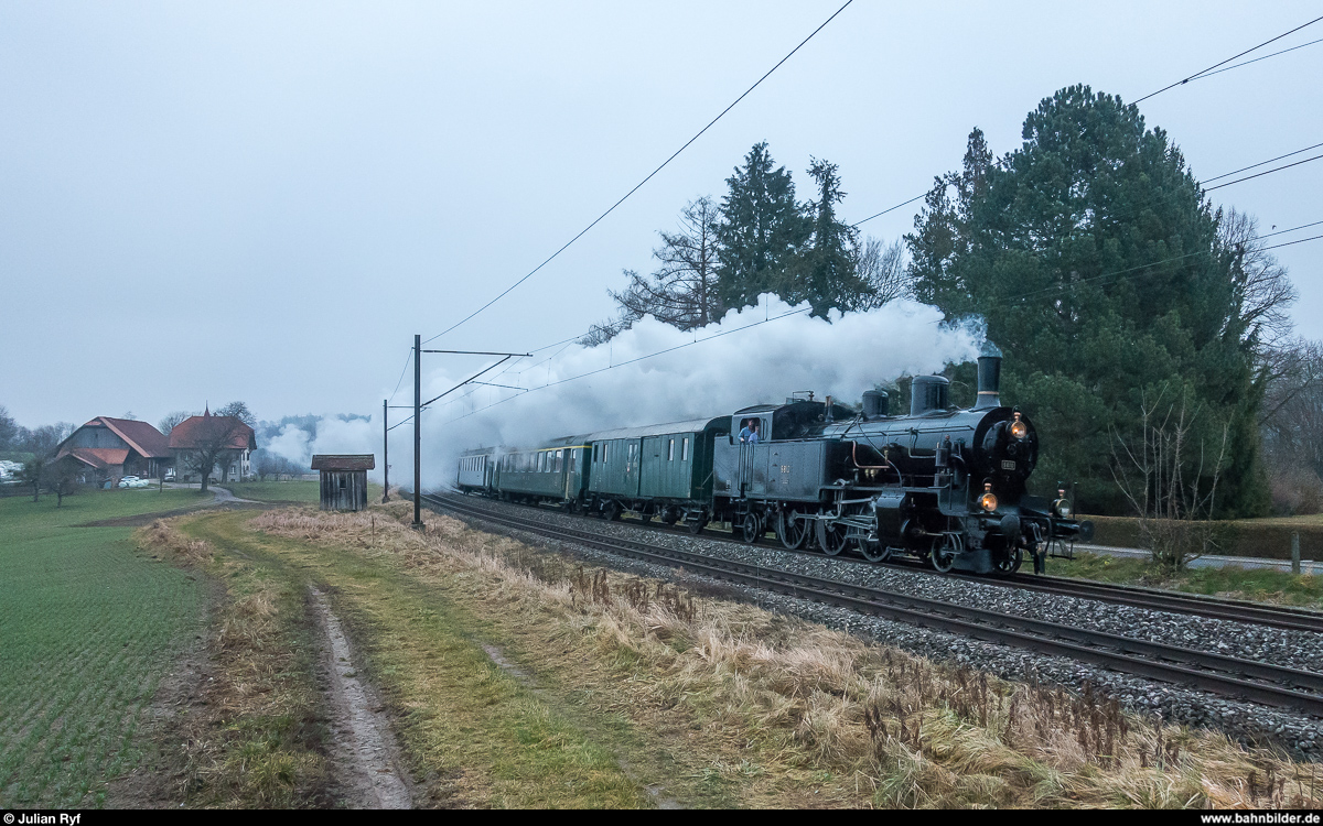 Dampfbahn Bern Habersack Eb 3/5 5810 mit Extrazug für die Railway Touring Company am 7. Januar 2018 bei Fribourg Poya.