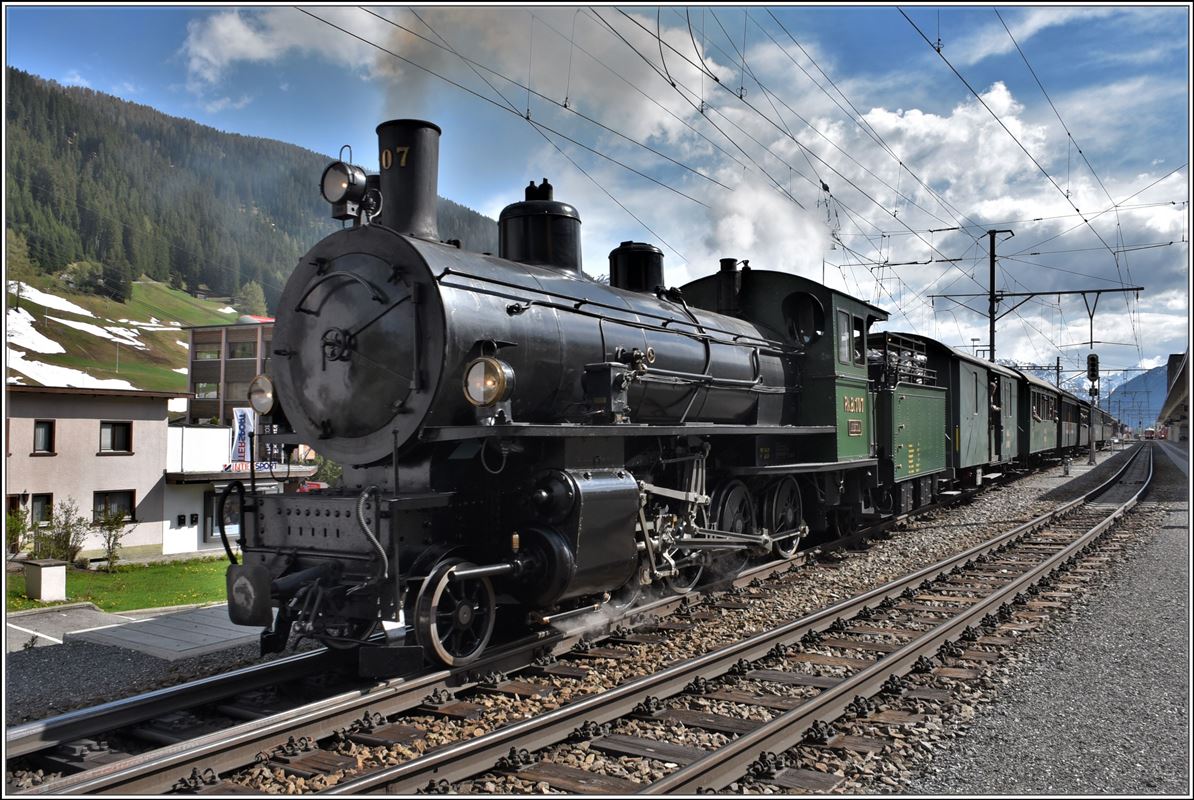 Dampfextrazug 2056 nach Landquart mit G 4/5 107  Albula  fährt aus Davos Platz aus. (13.05.2018)