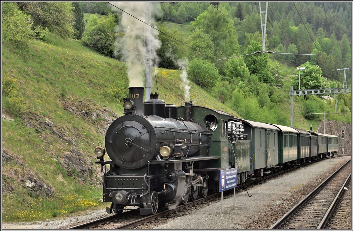 Dampfextrazug 2838 nach Davos mit G 4/5 107  Albula  in Filisur. (13.05.2018)