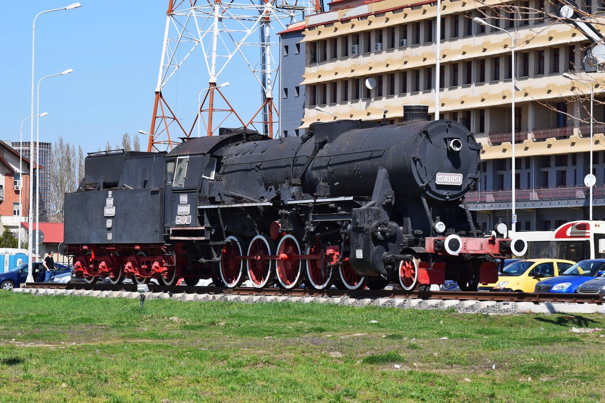 Dampflok 1501051 ausgestellt vor Bahnhof Galati am 09.04.2018