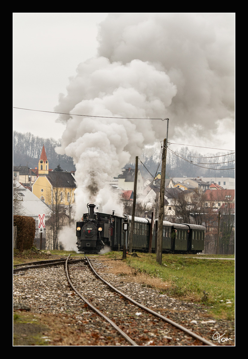Dampflok 298.102 fährt auf der Steyrtalbahn mit einem Weihnachtszug von Steyr nach Grünburg. Neuzeug 2.12.2017
