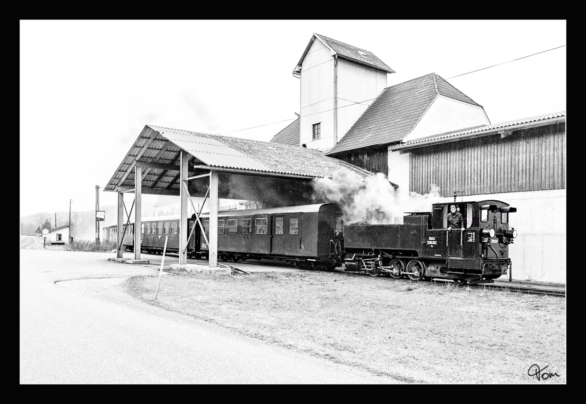 Dampflok 298.102 rollt durch das Fabriksgelände der Brandstetter Mühle.
Sommerhubermühle 04.01.2018